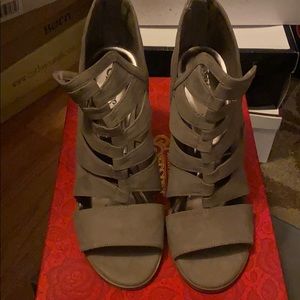 Carlos Santana Solera, Doe Booties